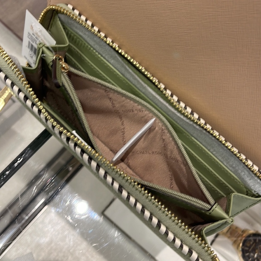 Michael Kors Jet Set Travel Large Pebble Leather Quarter-Zip Wallet
NWT - Picture 12 of 16